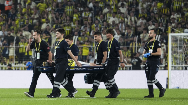 Jezive scene u Istanbulu – as Fenerbahčea se srušio na teren! VIDEO