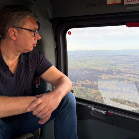 Vučić iznad Deliblatske peščare: "Hvala svima koji su pomagali"; "Država će obnoviti kompletan ekosistem" FOTO