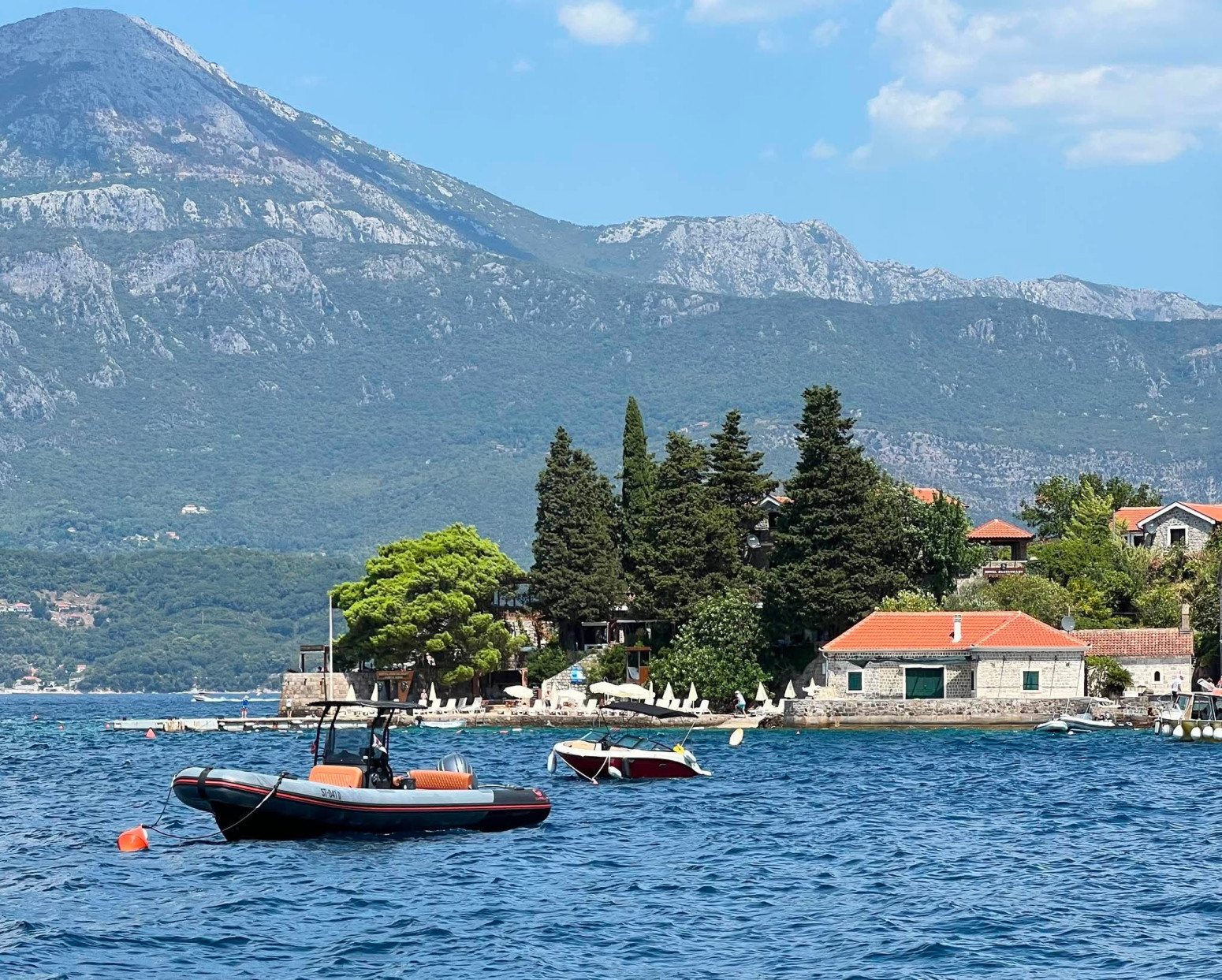 Ovo je najromantičnije mesto u Crnoj Gori, a Srbi ga obožavaju FOTO
