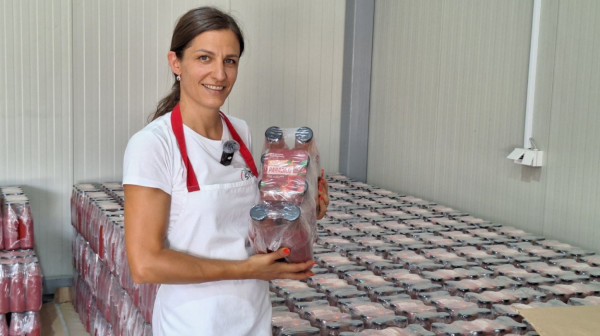 Od paradajza sa svojih njiva napravila biznis: Sandra godišnje proizvede više od 10.000 litara soka