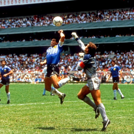 Prodata lopta koju je dotakla Maradonina "Božja ruka"