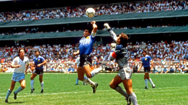 Prodata lopta koju je dotakla Maradonina "Božja ruka"