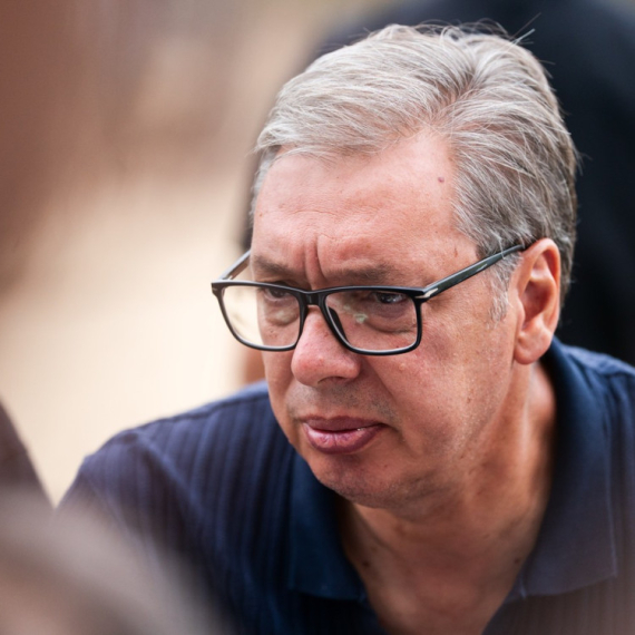 Vučić poručio blokaderima: "Shvatili da su izbori vrlo brzo pa kibicare, ne veruju ni vatrogascima"