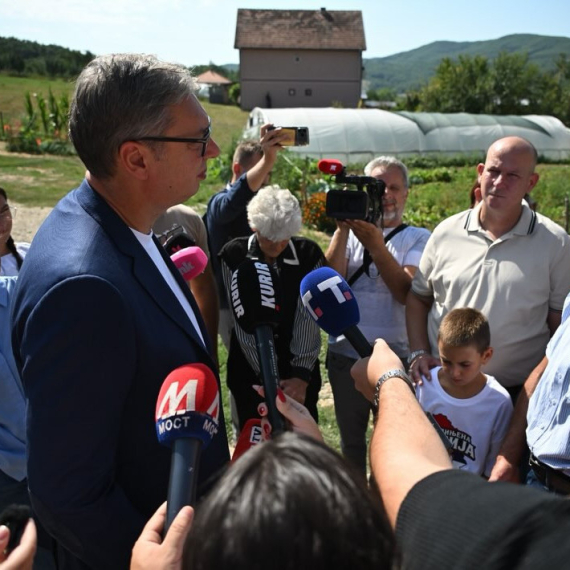 Mašine kreću za 10 dana; Vučić u Raškom okrugu obećao nove kilometre puta: "Imaćete bukvalno pistu"