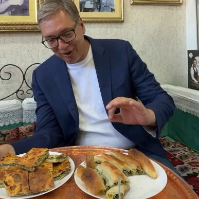 Vučić posetio pekaru "Sve pod sač": "Kažu da se u Novom Pazaru ne ostaje gladan" VIDEO