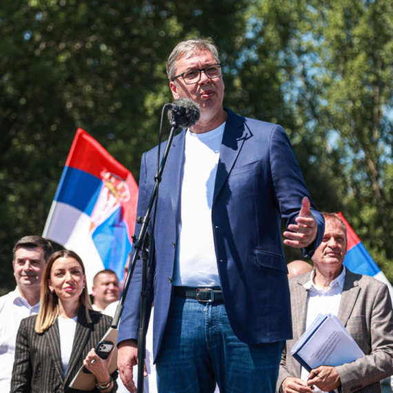 Vučić najavio: U Rašku stižu milioni za puteve, cilj je i novi investitor; Obišao radove na OŠ "Raška" VIDEO