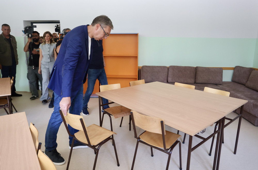 Vučić najavio: U Rašku stižu milioni za puteve, cilj je i novi investitor; Obišao radove na OŠ "Raška" VIDEO