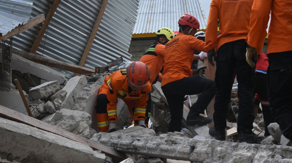 Death toll from devastating Indonesia earthquake rises to 100