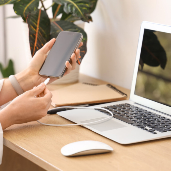 Da li punjačem za laptop smete da punite i telefon – ili ćete ga uništiti?
