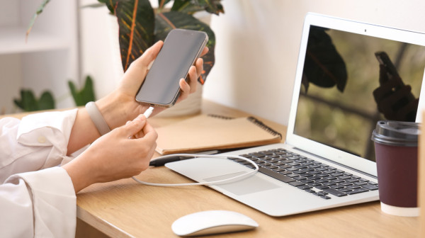 Da li punjačem za laptop smete da punite i telefon – ili ćete ga uništiti?