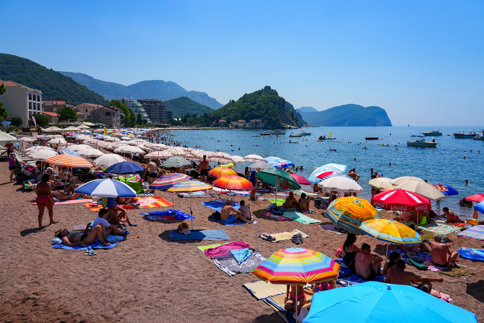 Prizor sa plaže u Petrovcu razbesneo turiste: Dođeš u šest ujutru... VIDEO