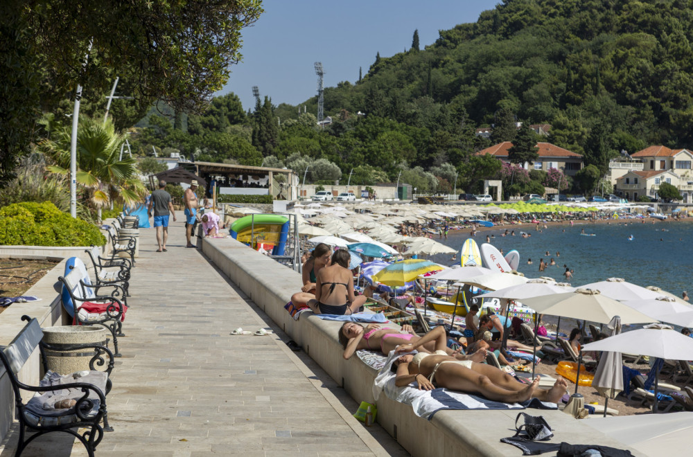 Prizor sa plaže u Petrovcu razbesneo turiste: "Dođeš u šest ujutru..." VIDEO