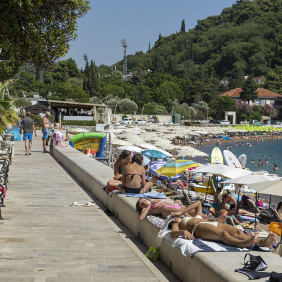 Prizor sa plaže u Petrovcu razbesneo turiste: "Dođeš u šest ujutru..." VIDEO
