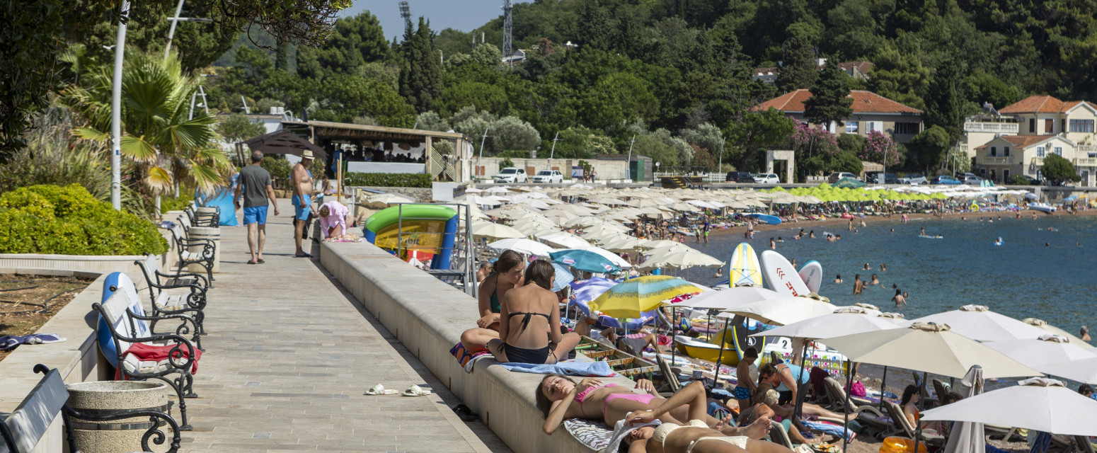 Prizor sa plaže u Petrovcu razbesneo turiste: "Dođeš u šest ujutru..." VIDEO