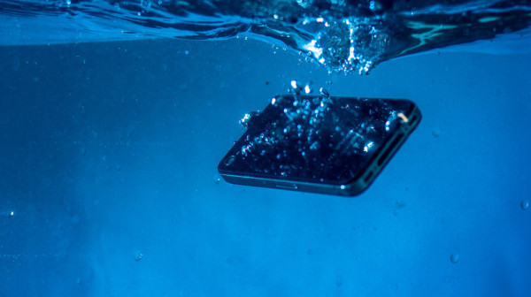 Mit o pirinču: Šta stvarno da radite ako vam se pokvasi telefon