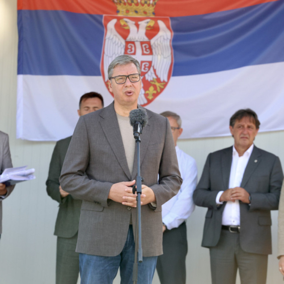 Emotivan susret Vučića sa meštankom Brusa: "Pokušaćemo to odmah da rešimo, samo nemojte da plačete..."