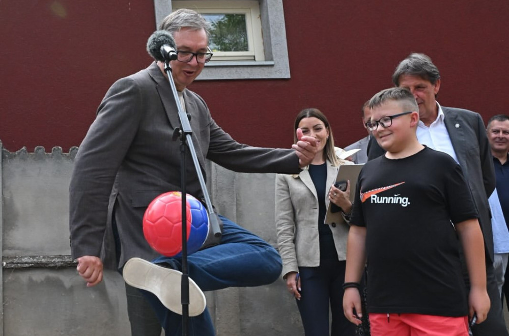 Mali David poneo fudbalsku loptu i zatražio potpis – Vučić pokazao umeće, ljudi oduševljeni FOTO/VIDEO