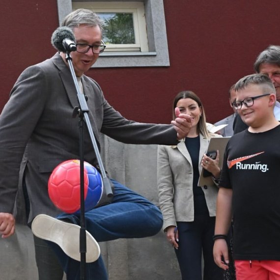 Mali David poneo fudbalsku loptu i zatražio potpis – Vučić pokazao umeće, ljudi oduševljeni FOTO/VIDEO