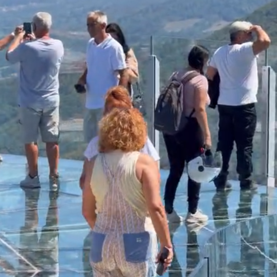 Vidikovac na Kablaru sve posećniji: Uprkos strahu ljudi žele do predivnog pogleda VIDEO