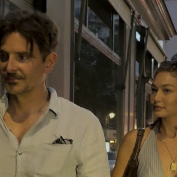 Romansa sa 20 godina starijim joj je promenila sve: "Ovo je bolje od svega što sam ranije iskusila" FOTO