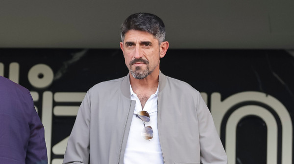 Veljko Paunović sa pažnjom gleda ka Humskoj