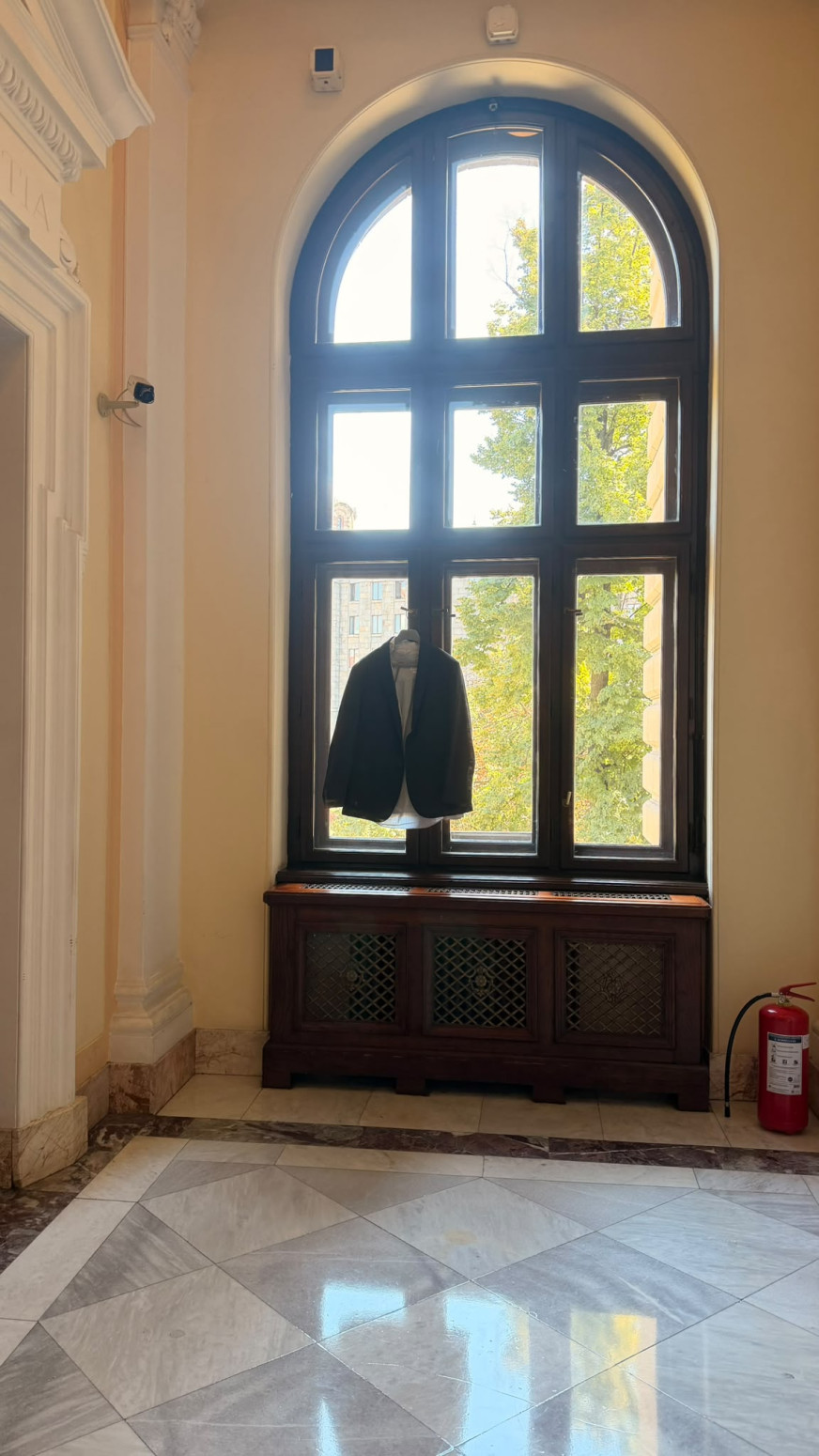 Blokaderi od Skupštine prave vešeraj; Fotografija koja sve govori FOTO