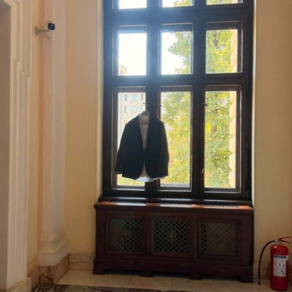 Blokaderi od Skupštine prave vešeraj; Fotografija koja sve govori FOTO