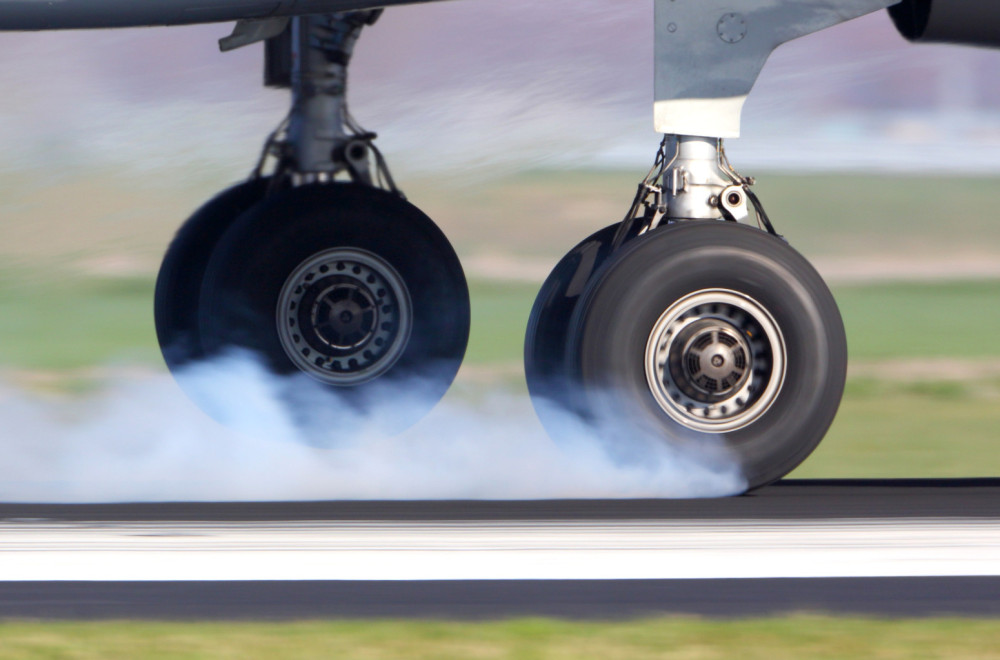 Hitna reakcija na američkom aerodromu: Avionu pukle gume pred poletanje