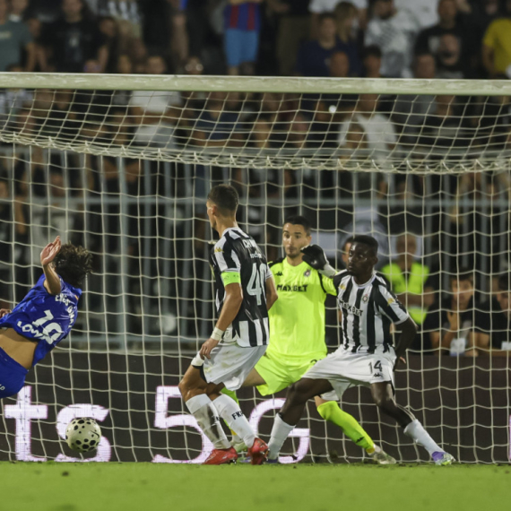 Šta ovo bi?! Hladan tuš u Humskoj – Partizan primio gol!