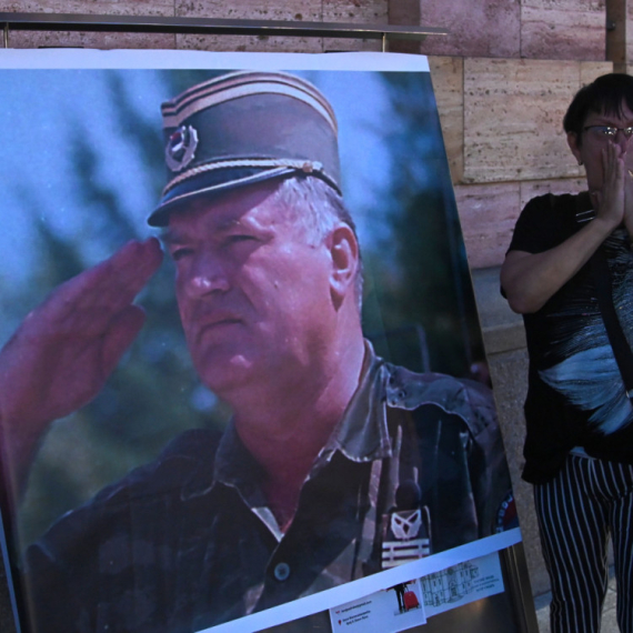 Građani se opraštaju; Počast generalu Mladiću odata u više gradova Republike Srpske FOTO