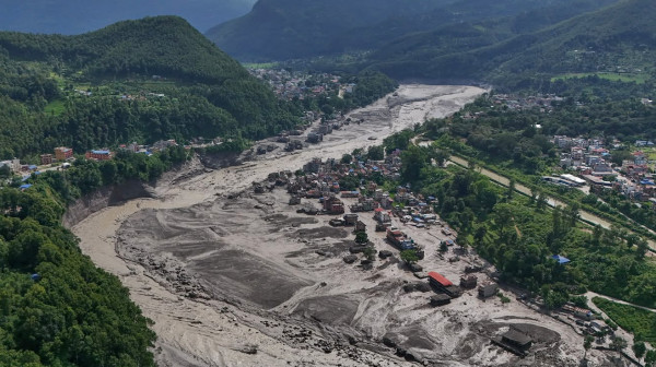 Panika se širi; Grdosije pred urušavanjem