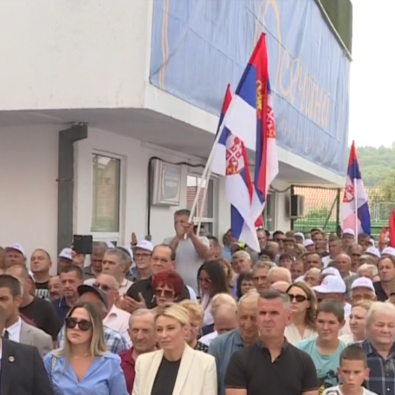 Veličanstven doček Vučića u Osečini; Odjekuje "Aco, Srbine"; Intonirana himna "Bože pravde"