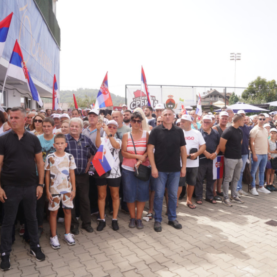 Veličanstven doček Vučića u Osečini; Odjekuje "Aco, Srbine"; Intonirana himna "Bože pravde"