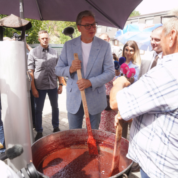 Vučić u Osečini razgovarao s narodom i mešao džem od šljiva; "Sad vidim kako je ovo teško"