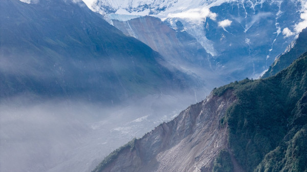 Massive glacier broke off; An avalanche of ice and rock rushed down the river PHOTO/VIDEO