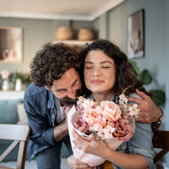 Ljubav ili manipulacija? Prepoznajte "love bombing" na vreme