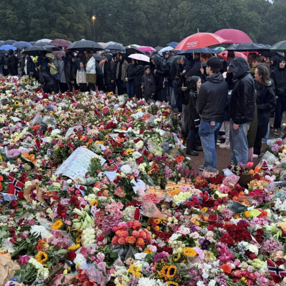 Desetine hiljada ljudi oprostilo se od kralja Haralda; Oslo prekriveno cvećem i svećama FOTO
