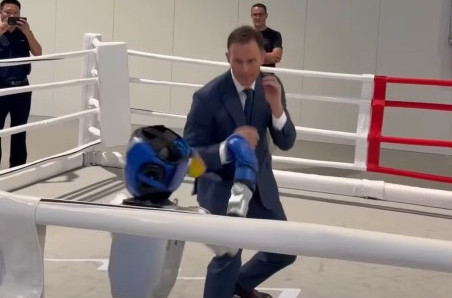 Mali sa robotima u ringu; Ministar finansija objavio zanimljiv snimak VIDEO