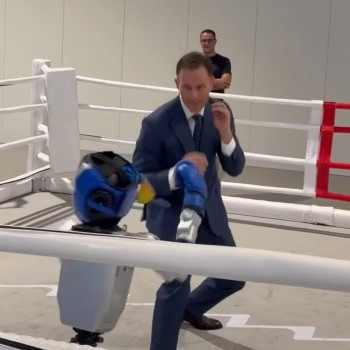 Mali sa robotima u ringu; Ministar finansija objavio zanimljiv snimak VIDEO