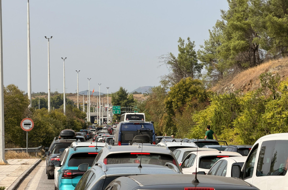 Totalni kolaps na Evzoniju: Satima se čeka u kilometarskim kolonama