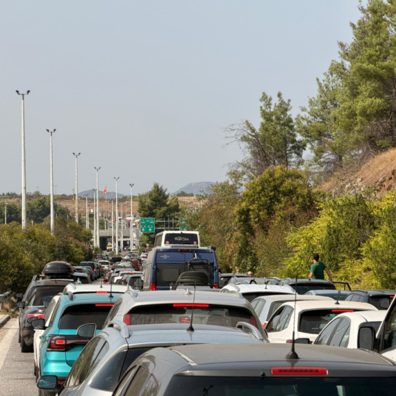 Totalni kolaps na Evzoniju: Satima se čeka u kilometarskim kolonama