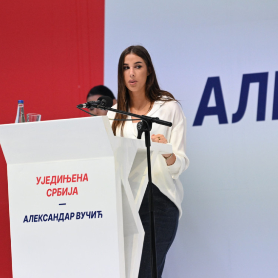 Učenica Nina Trnavac u Užicu: "Nisu mi dozvolili da plešem maturski ples jer podržavam Vučića"