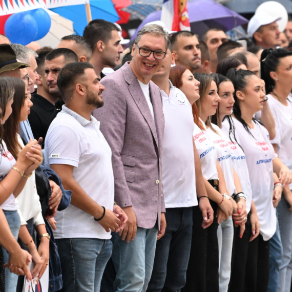 Veliki narodni skup u Užicu: Vučić pozdravljen gromoglasnim aplauzom; Okupila se masa ljudi FOTO/VIDEO