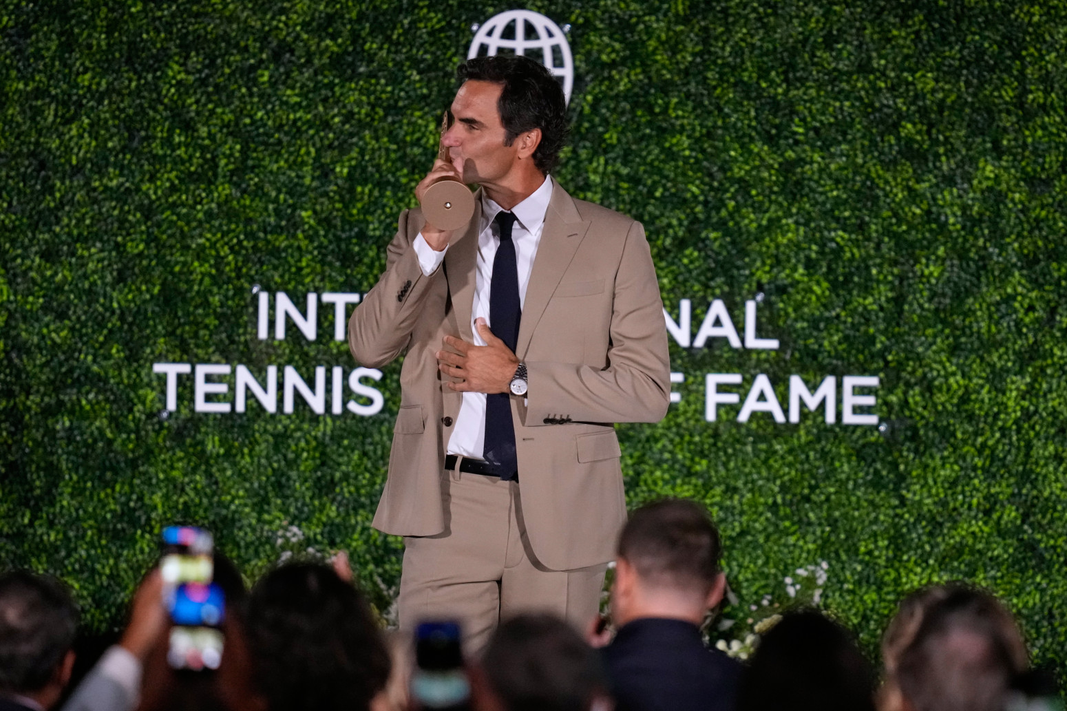 Federer plakao u Kući slavnih; Đoković: Niko ne zaslužuje ovo više od tebe FOTO/VIDEO