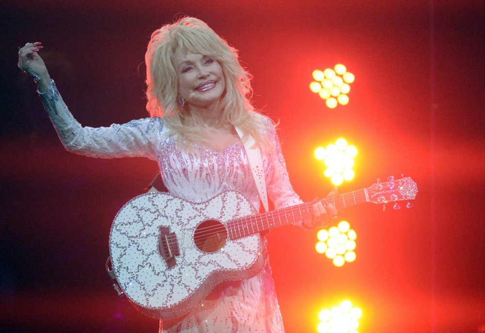 Nikad neću saznati zašto me je Doli Parton zvala pred smrt; Poznata pevačica šokirala javnost