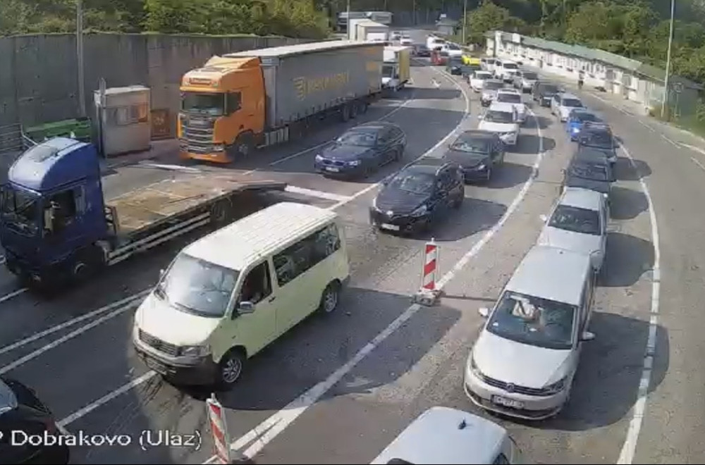 Kolaps na granicama sa Crnom Gorom; Koloni se ne nazire kraj, vozači očajni FOTO