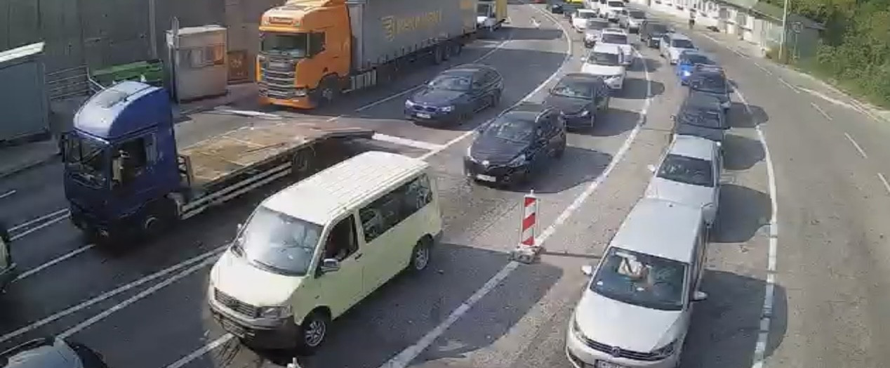 Kolaps na granicama sa Crnom Gorom; Kolonama se ne nazire kraj, vozači očajni FOTO