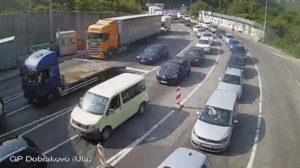 Kolaps na granicama sa Crnom Gorom; Kolonama se ne nazire kraj, vozači očajni FOTO