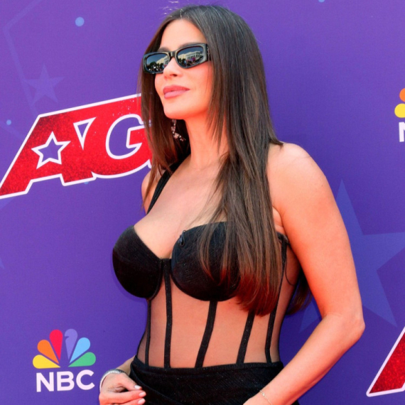 Seksi glumica opet mami uzdahe: Znate o kome je reč FOTO
