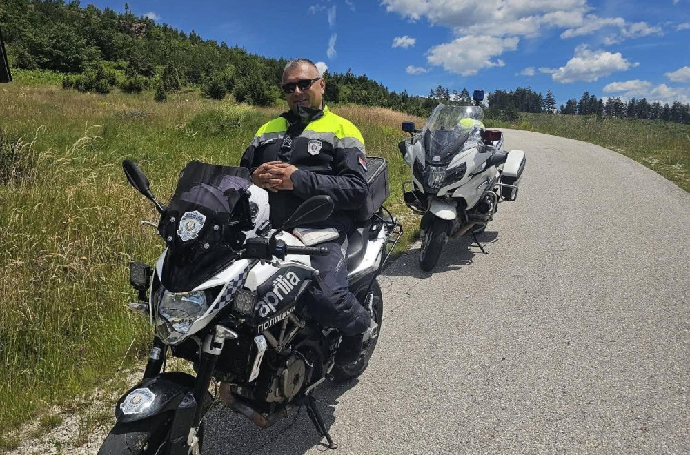 Heroj na točkovima: Policajac Muamer spasio iznemoglog beloglavog supa koji se nalazio pored puta FOTO